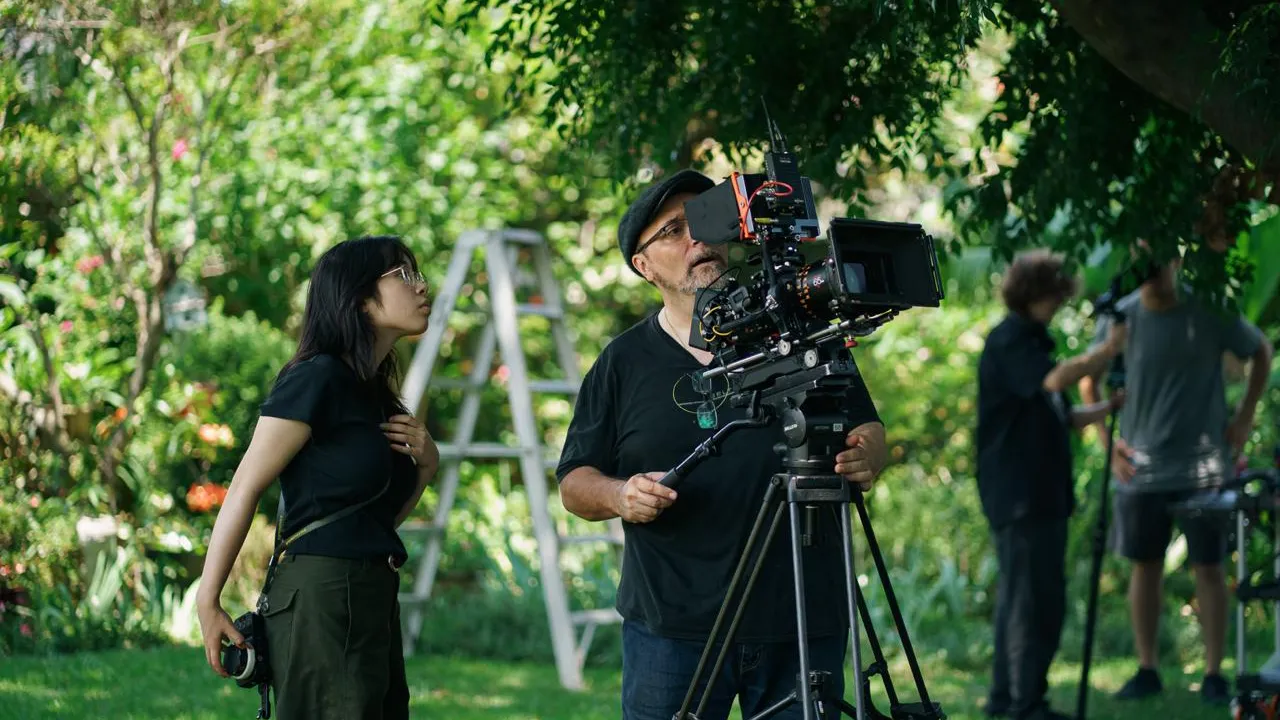 A cameraman mentors a young filmmaker