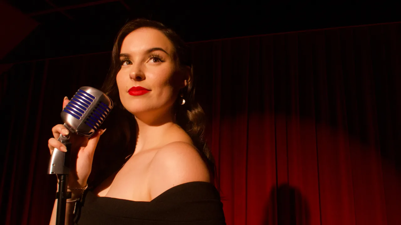 Marketing material for Sinatra e De Maria Bis! Image of Emma De Maria at microphone.